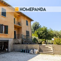 Signorile appartamento in villa con ampio giardino e taverna