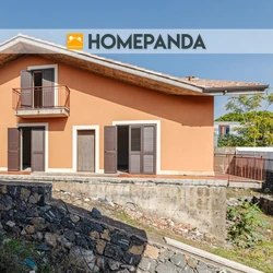 Prestigiosa Villa Indipendente con Ampio Giardino e Garage