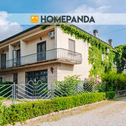 Porzione di bifamiliare con ampi spazi, terrazza, giardino e negozio e magazzino