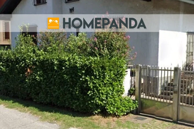 Villa con giardino e posto auto in vendita