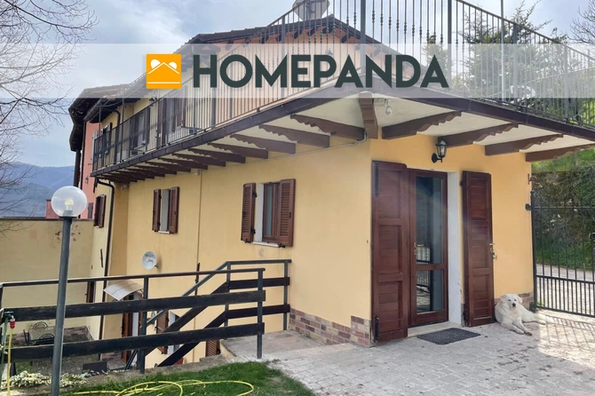Casa ristrutturata su tre livelli con terreno in vendita