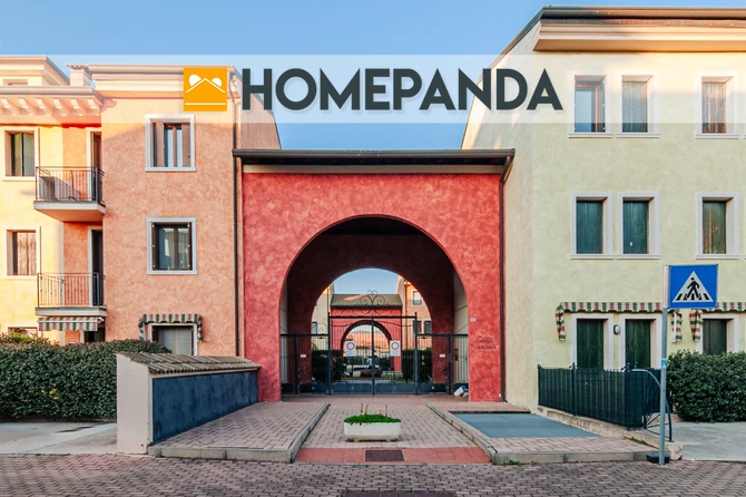 Appartamento Elegante con Mansarda e Balconcino in Complesso Residenziale Esclusivo