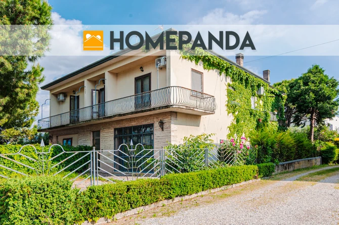 Porzione di bifamiliare con ampi spazi, terrazza, giardino e negozio e magazzino
