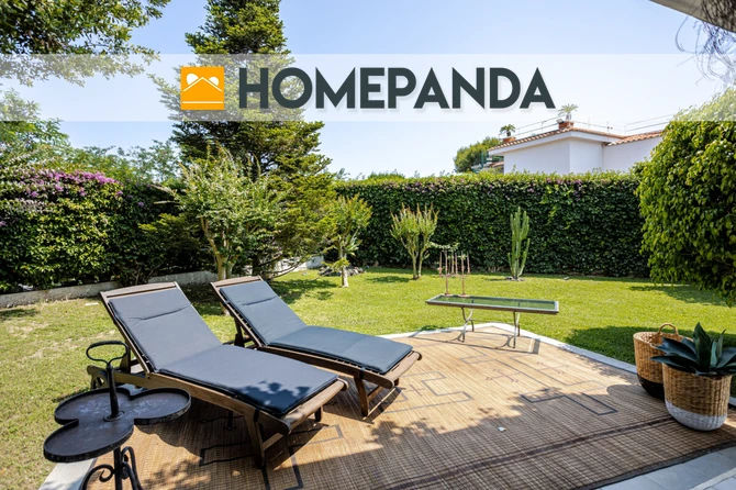 Villa di Prestigio con Quattro Unità Abitative Indipendenti e Vista Mare