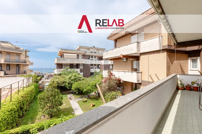Anzio Colonia Via Lombardia - Appartamento quadrilocale con box auto doppio, cantina e tripla esposi