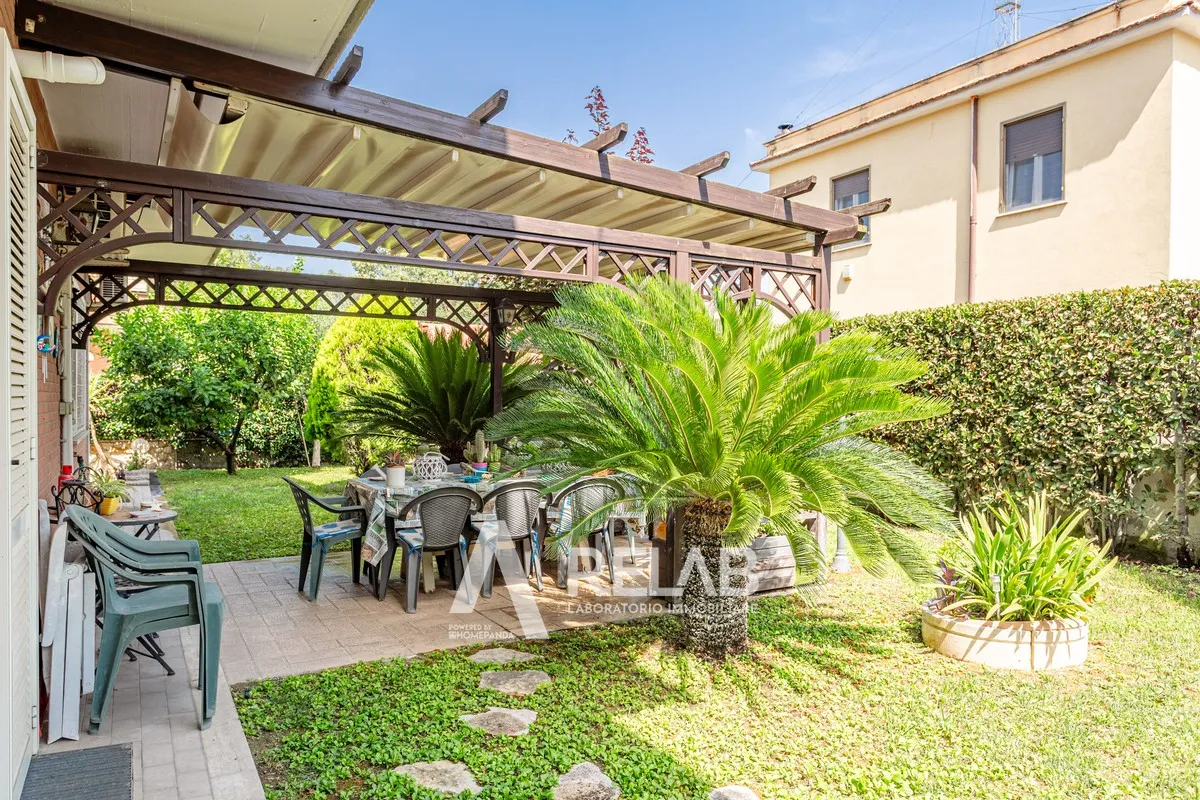 CASALOTTI  villino angolare  in complesso residenziale 